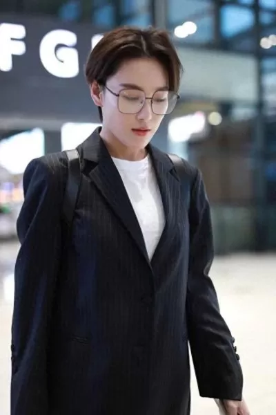 中性前卫搭配阵容图片女(搭配图片女装酒红色)-第3张