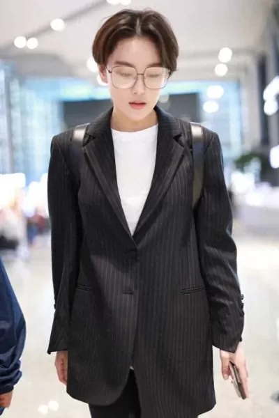 中性前卫搭配阵容图片女(搭配图片女装酒红色)-第4张