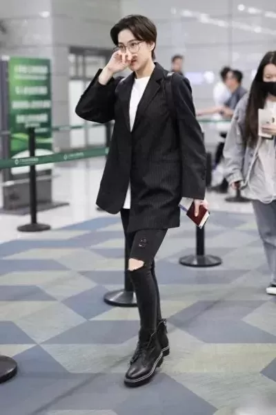 中性前卫搭配阵容图片女(搭配图片女装酒红色)-第5张