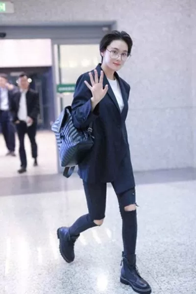中性前卫搭配阵容图片女(搭配图片女装酒红色)-第6张