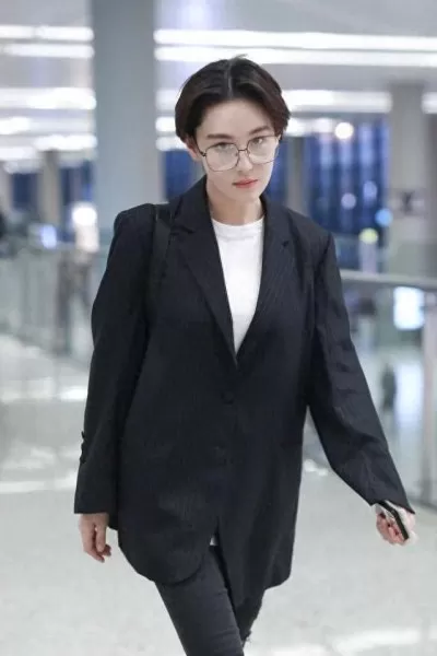 中性前卫搭配阵容图片女(搭配图片女装酒红色)-第7张
