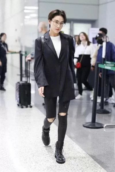 中性前卫搭配阵容图片女(搭配图片女装酒红色)-第8张