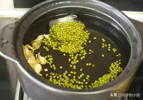 想煮出碧绿的绿豆汤用什么锅　铁锅煮绿豆汤黑了能喝吗-第6张